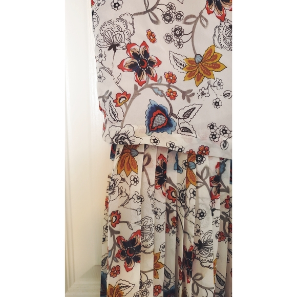 Pleated Floral Dress - Picture 5 of 12